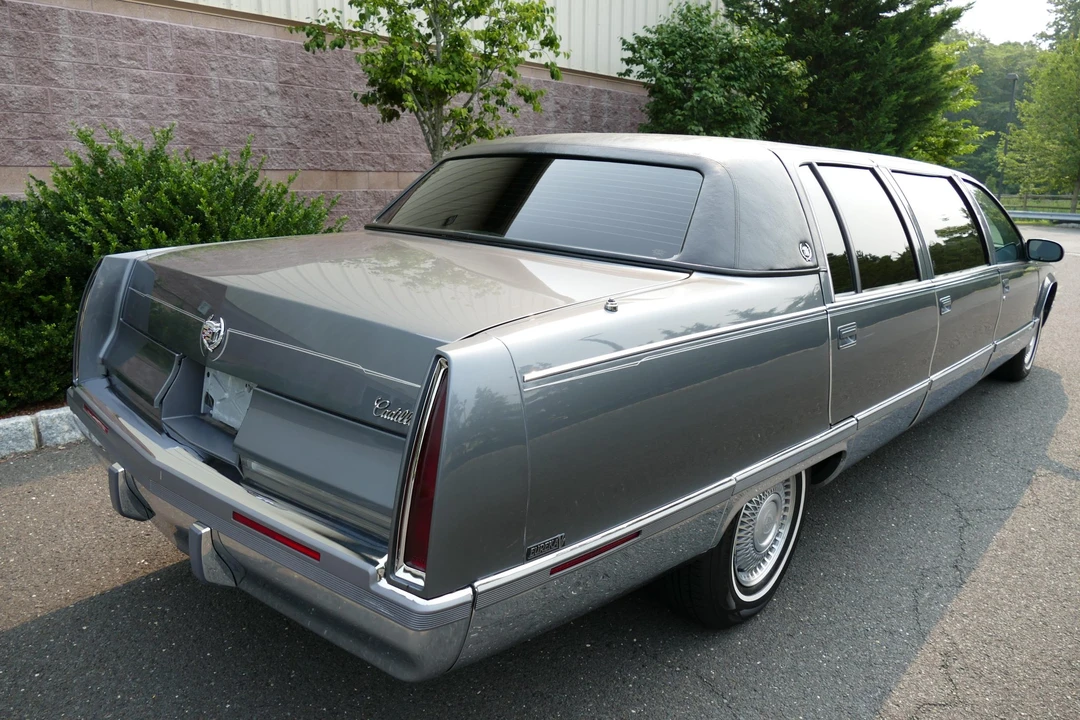 1996 Cadillac Fleetwood - Image 8 of 31