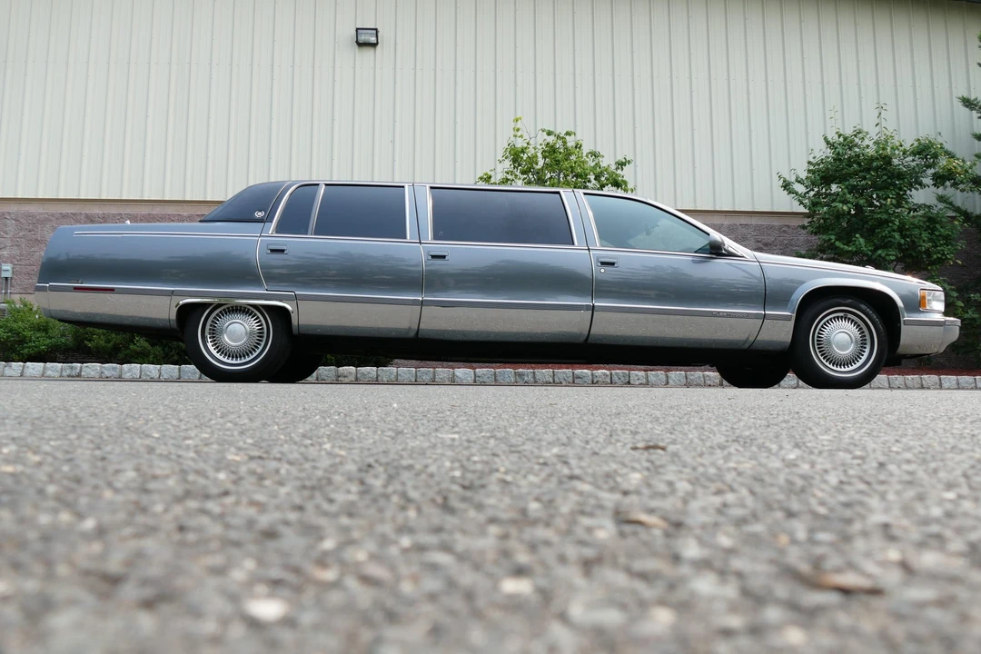 1996 Cadillac Fleetwood - Image 11 of 31