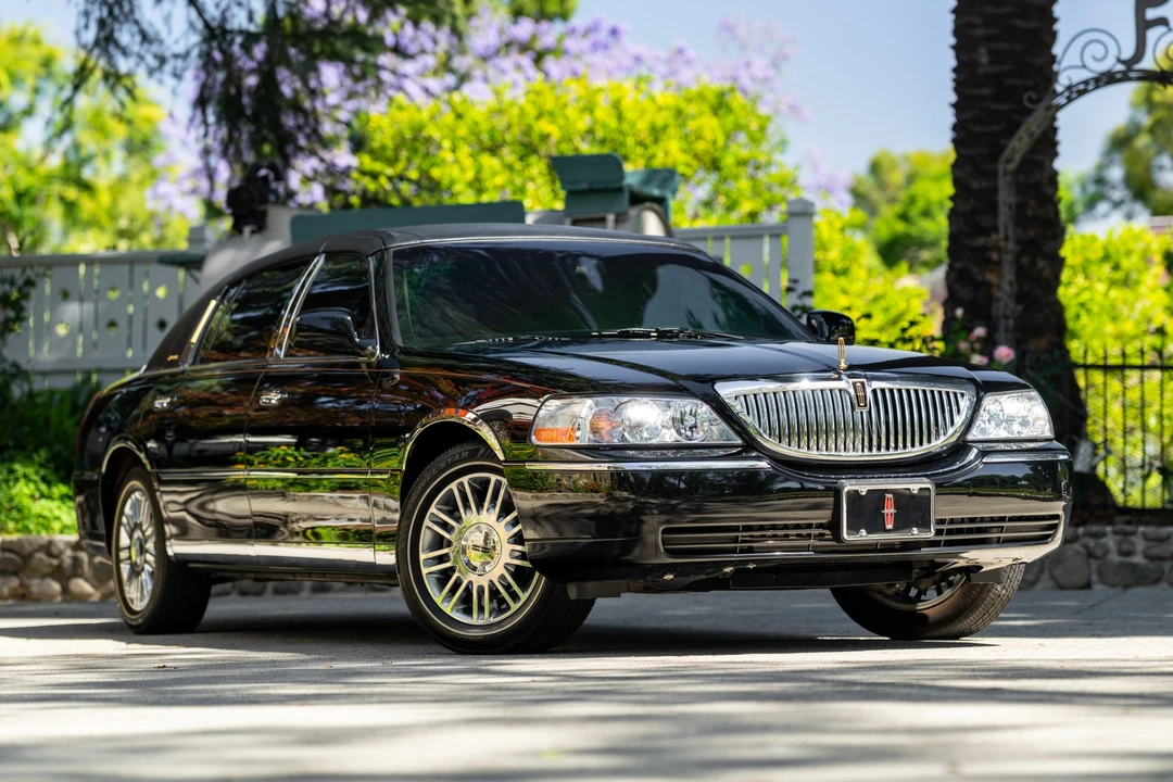 2008 Lincoln Town Car - Image 2 of 31