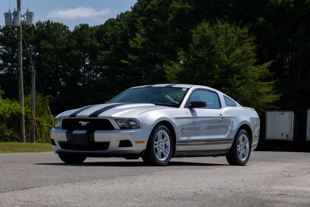 2010 Ford S197 Mustang - Image 2 of 31