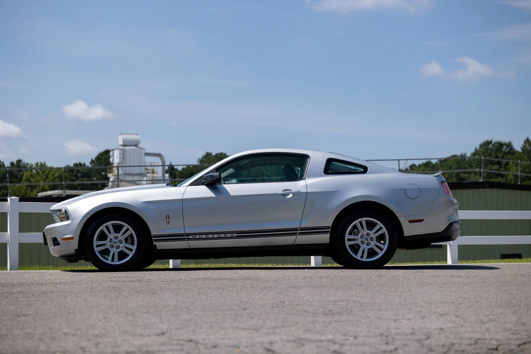 2010 Ford S197 Mustang - Image 4 of 31