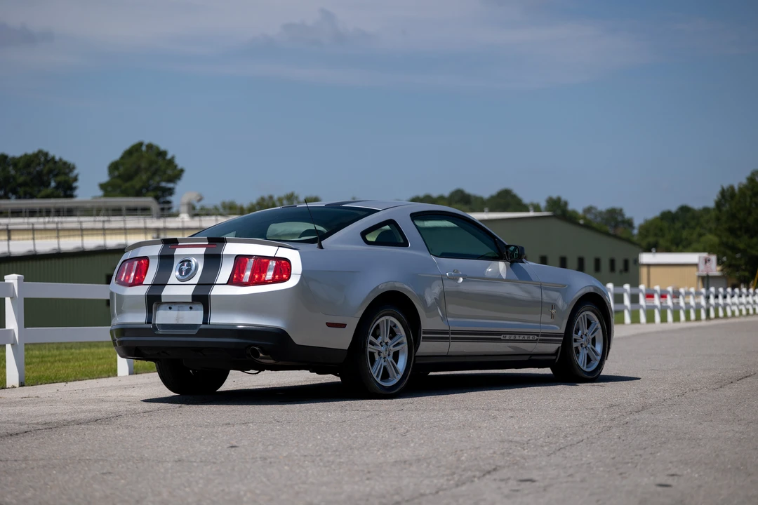 2010 Ford S197 Mustang - Image 9 of 31