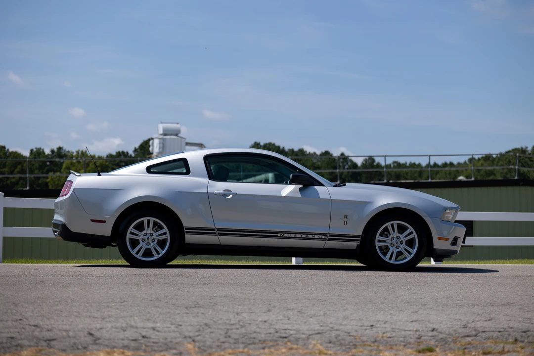 2010 Ford S197 Mustang - Image 10 of 31