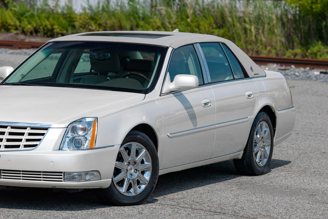 2011 Cadillac DTS - Image 28 of 31