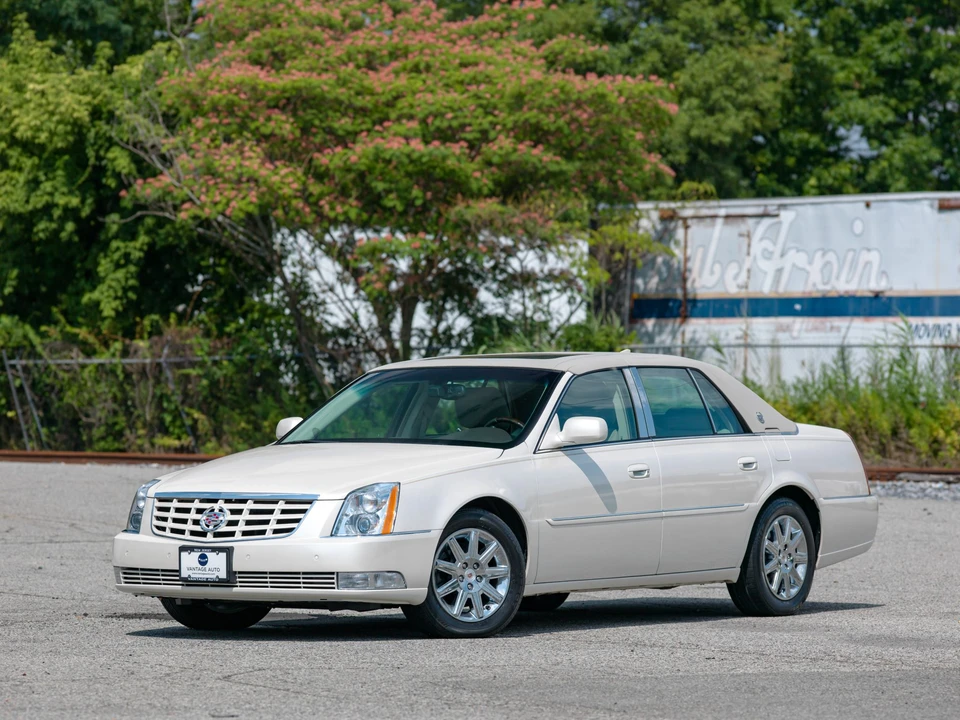 2011 Cadillac DTS - Image 2 of 31