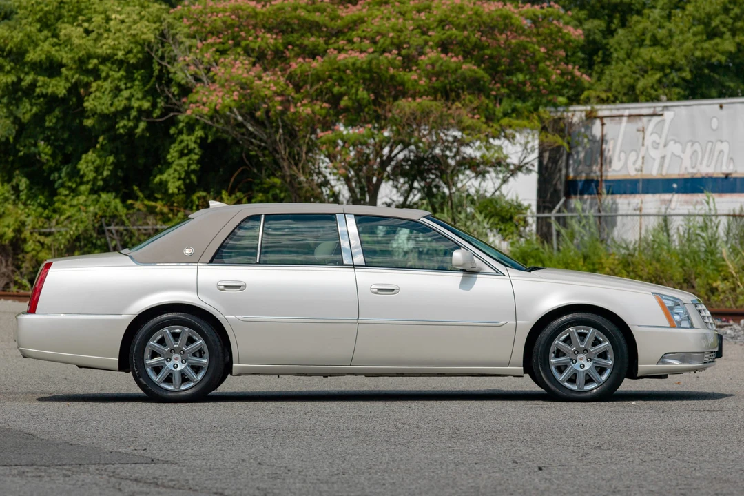 2011 Cadillac DTS - Image 21 of 31