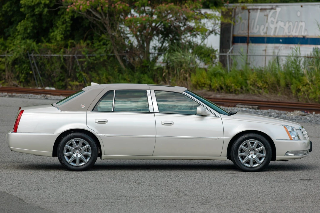 2011 Cadillac DTS - Image 20 of 31
