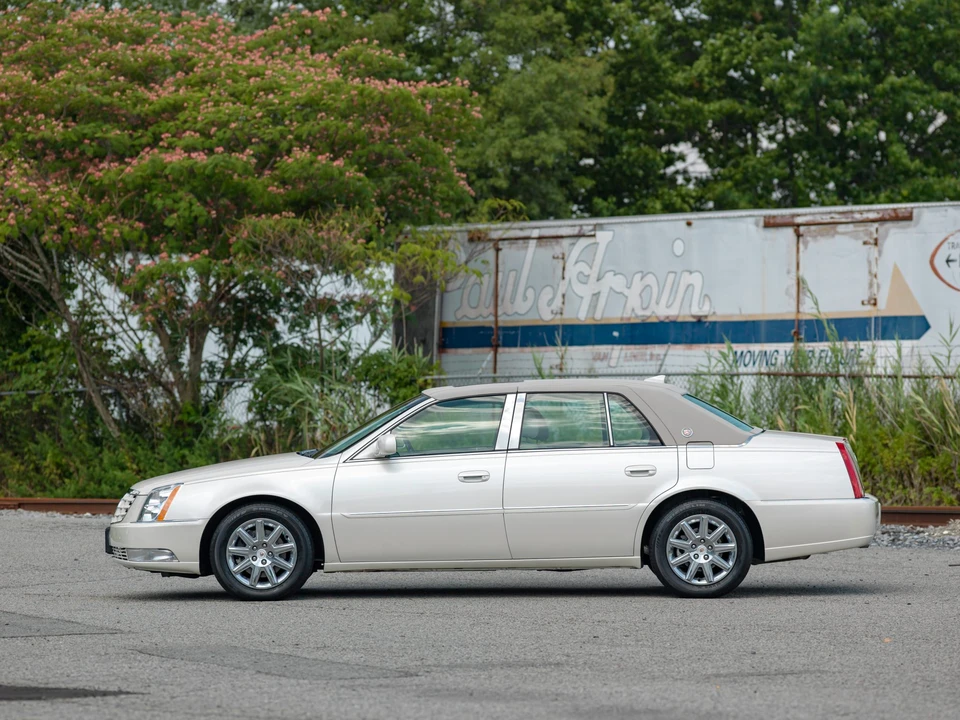 2011 Cadillac DTS - Image 6 of 31