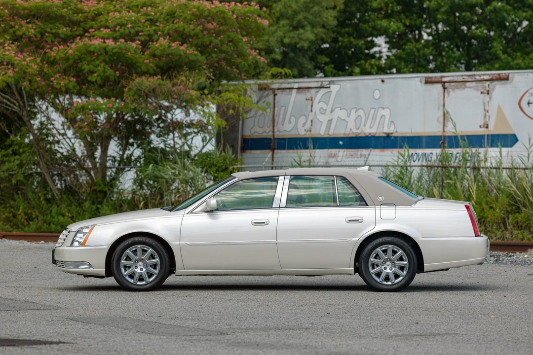 2011 Cadillac DTS - Image 7 of 31