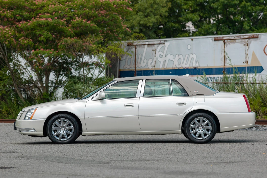 2011 Cadillac DTS - Image 8 of 31