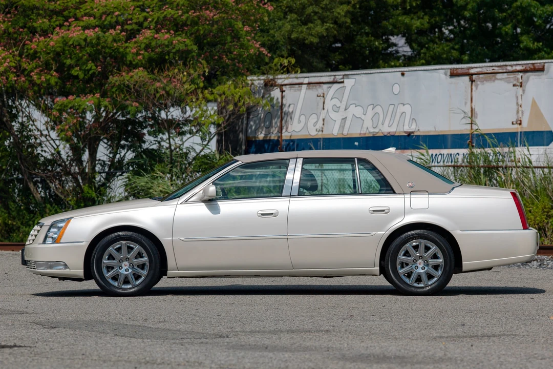 2011 Cadillac DTS - Image 9 of 31