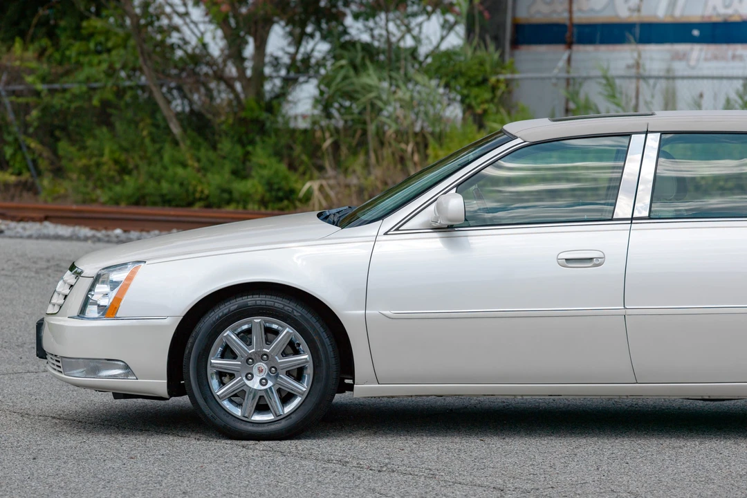 2011 Cadillac DTS - Image 29 of 31