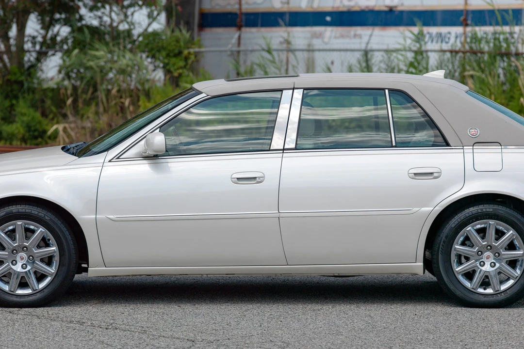 2011 Cadillac DTS - Image 30 of 31