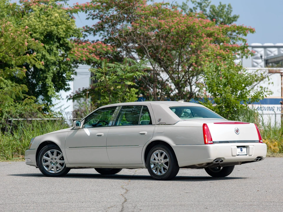 2011 Cadillac DTS - Image 10 of 31