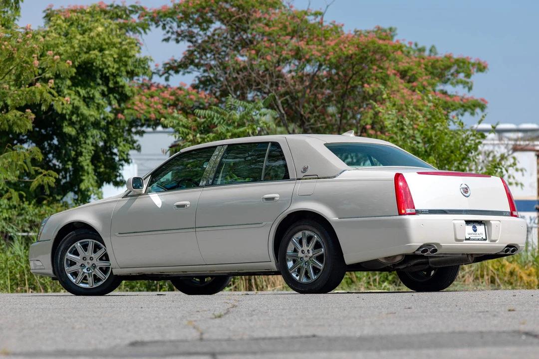 2011 Cadillac DTS - Image 11 of 31