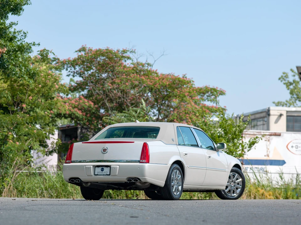 2011 Cadillac DTS - Image 19 of 31
