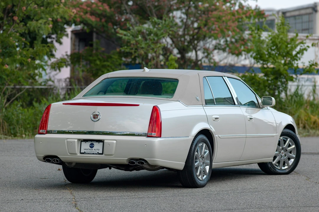 2011 Cadillac DTS - Image 18 of 31