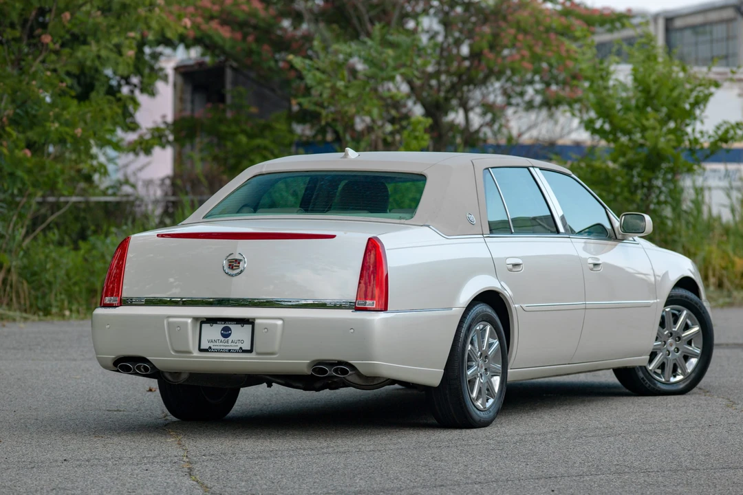 2011 Cadillac DTS - Image 17 of 31