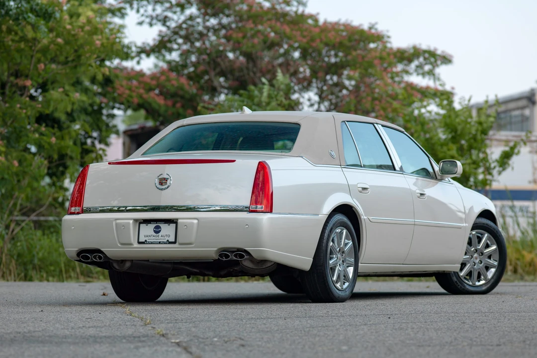 2011 Cadillac DTS - Image 16 of 31