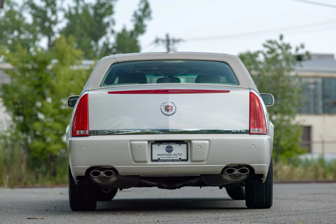 2011 Cadillac DTS - Image 12 of 31