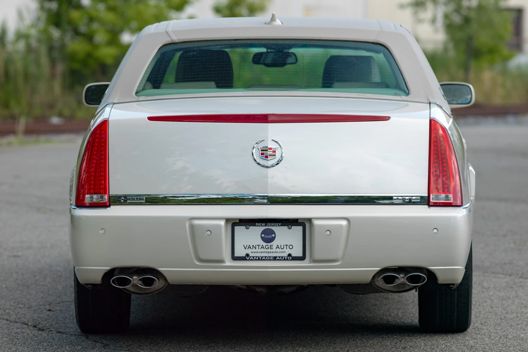 2011 Cadillac DTS - Image 15 of 31