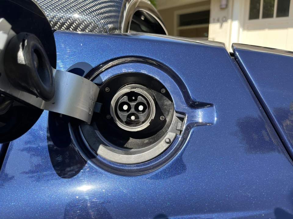 2011 Tesla Roadster - Image 15 of 31