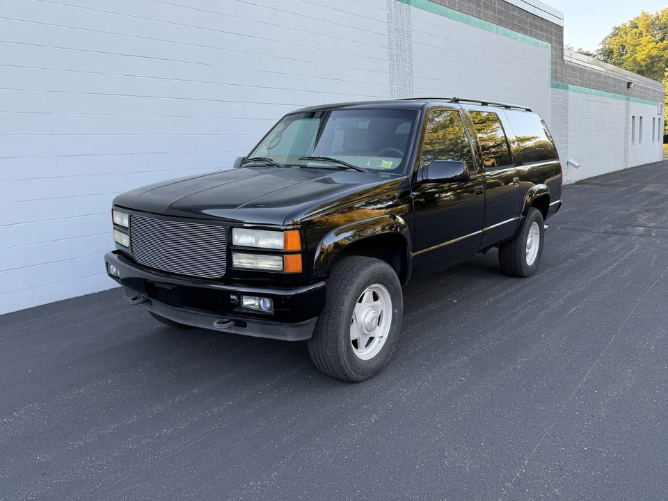 1999 GMC Suburban 8th Gen - Image 3 of 31