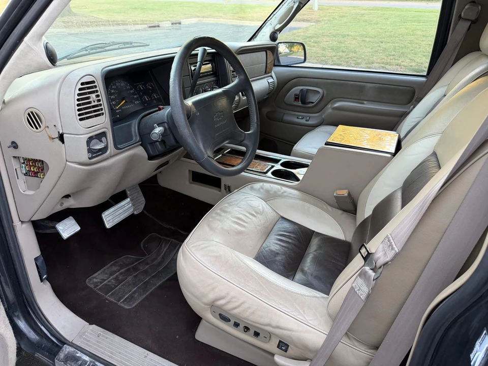 1999 GMC Suburban 8th Gen - Image 26 of 31