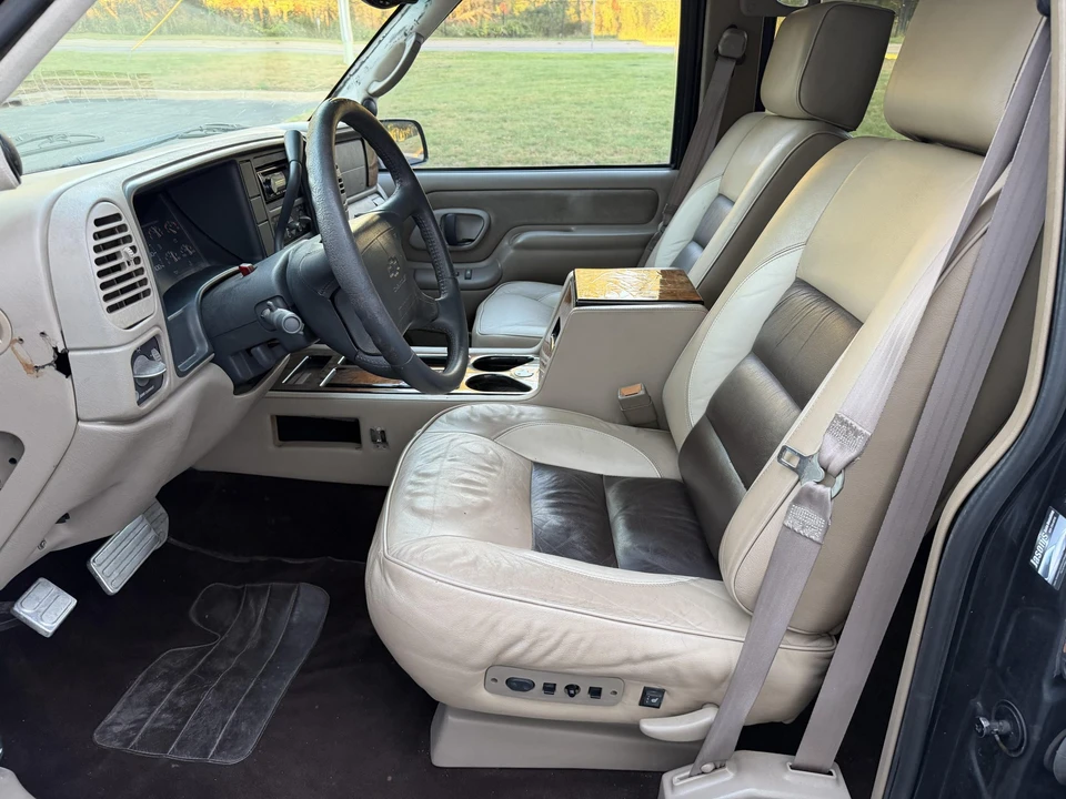 1999 GMC Suburban 8th Gen - Image 27 of 31