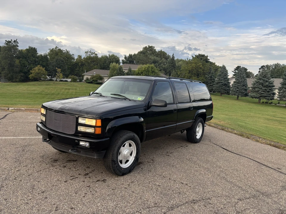 1999 GMC Suburban 8th Gen - Image 2 of 31
