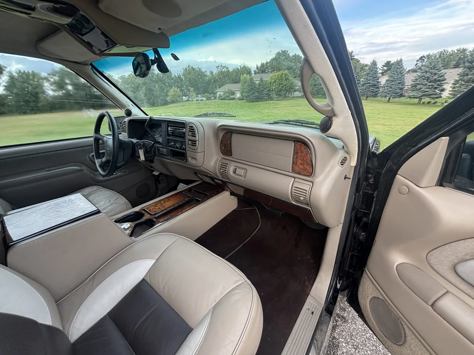 1999 GMC Suburban 8th Gen - Image 29 of 31