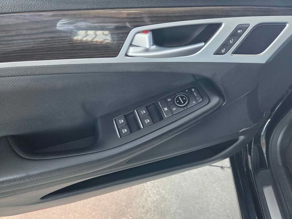 2016 Hyundai Genesis - Image 9 of 9