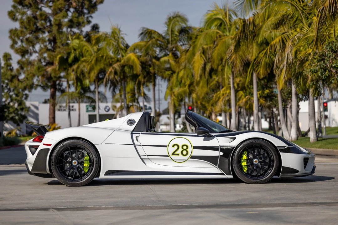 2015 Porsche 918 Spyder - Image 16 of 31