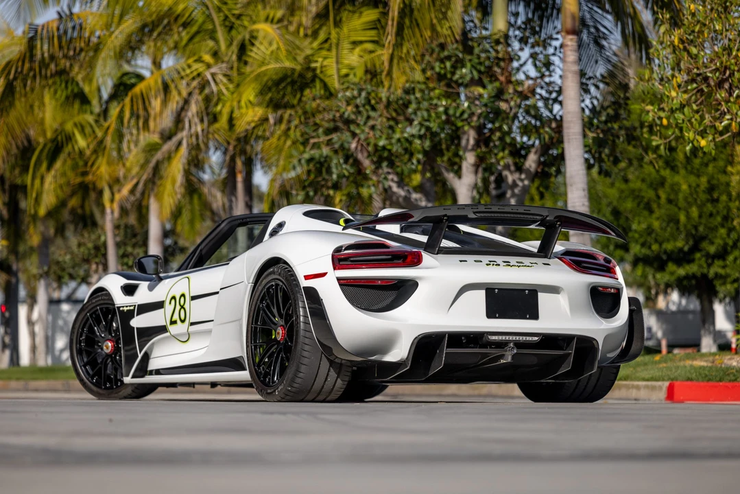 2015 Porsche 918 Spyder - Image 10 of 31