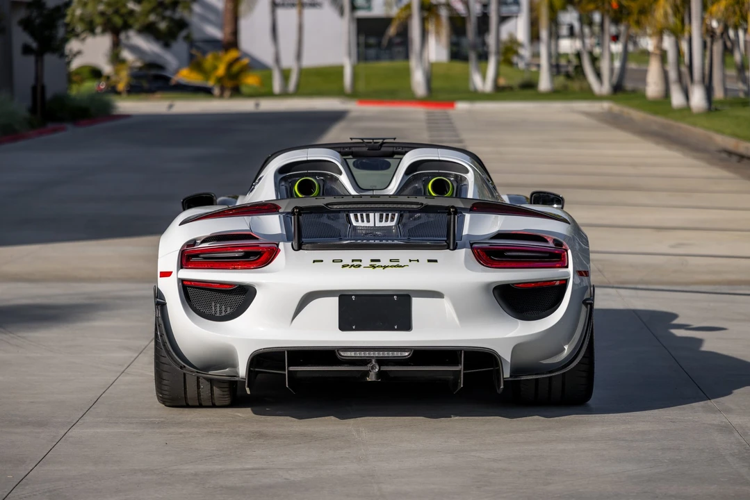 2015 Porsche 918 Spyder - Image 11 of 31