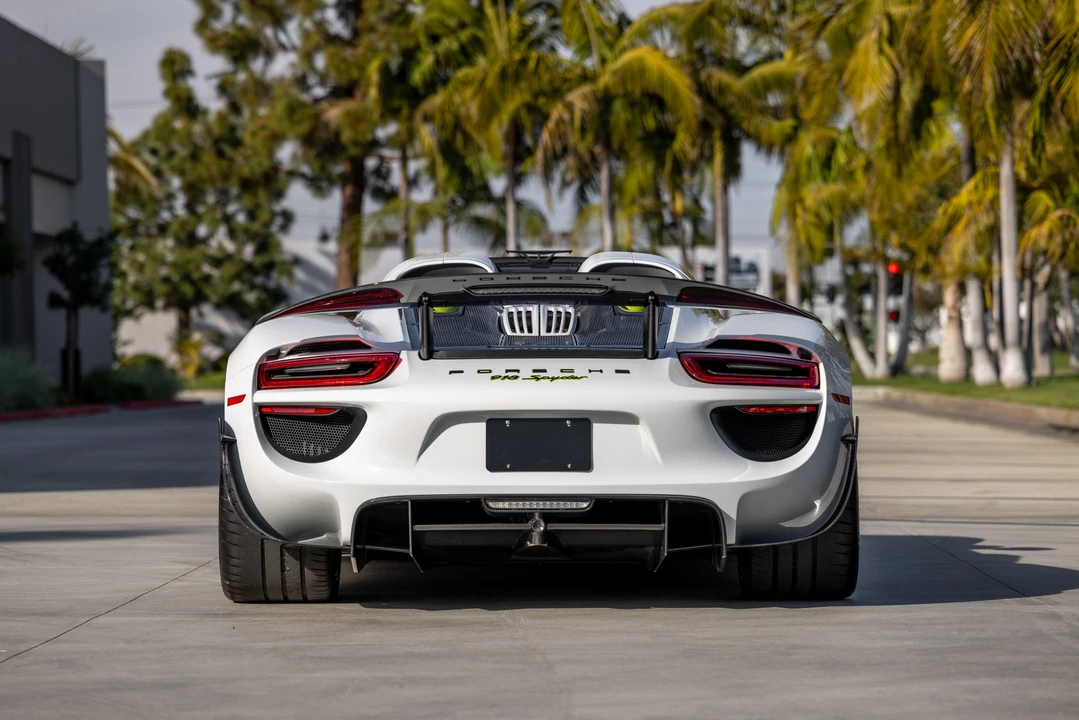2015 Porsche 918 Spyder - Image 12 of 31