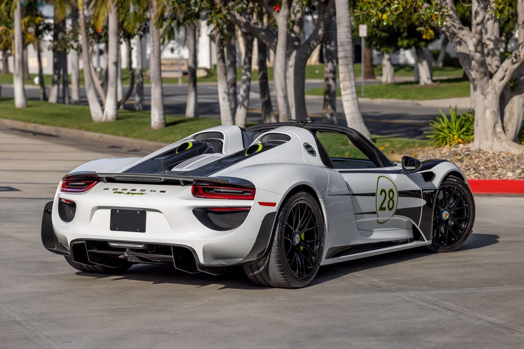 2015 Porsche 918 Spyder - Image 14 of 31