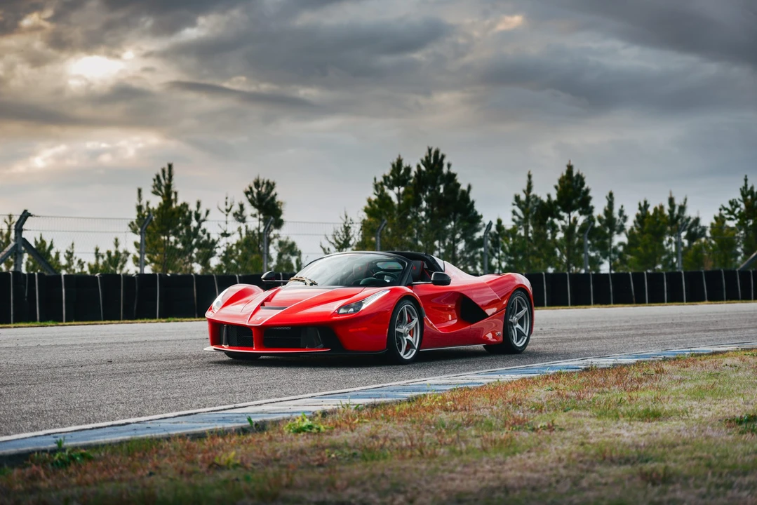 2017 Ferrari LaFerrari Aperta - Image 2 of 31