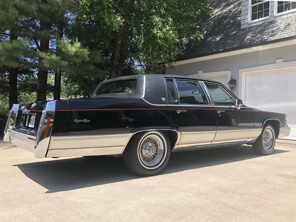 1990 Cadillac Brougham - Image 16 of 31