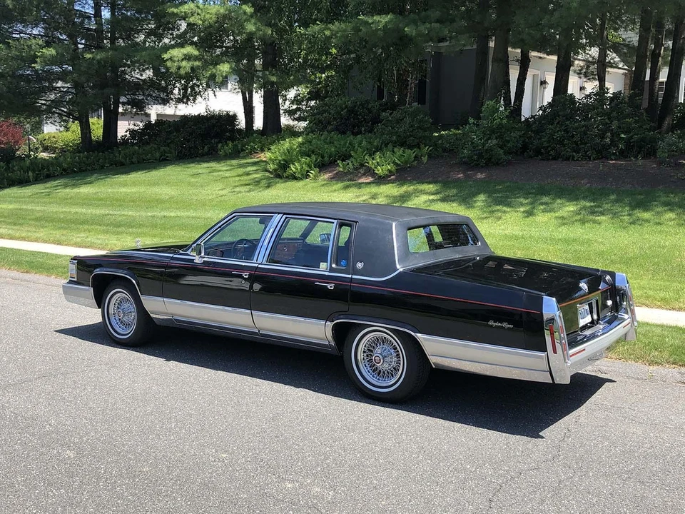 1990 Cadillac Brougham - Image 9 of 31