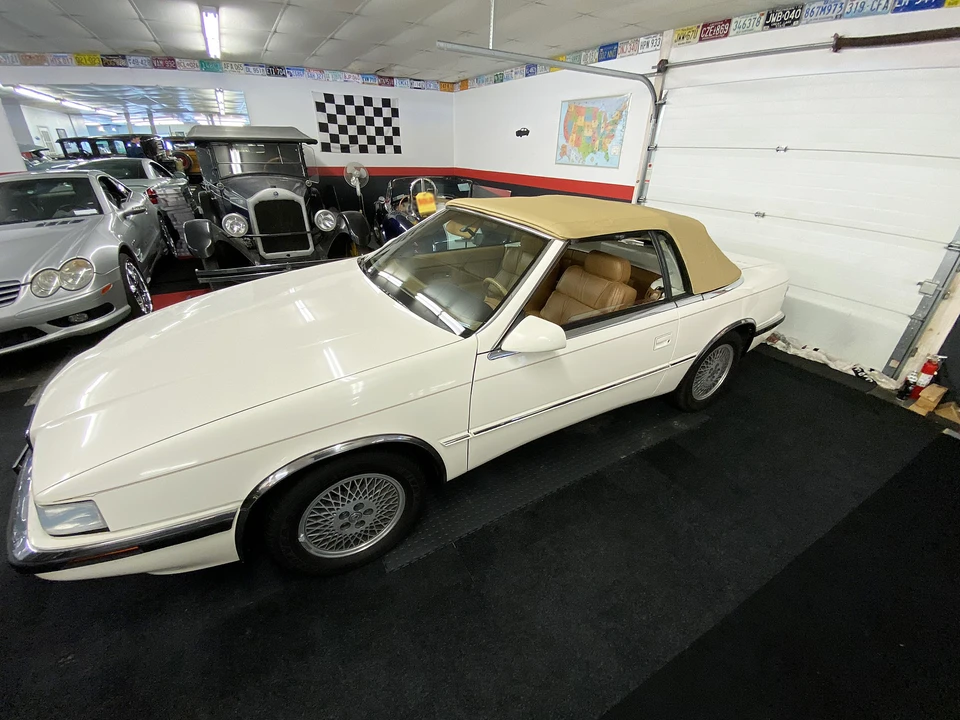1990 Chrysler TC by Maserati - Image 27 of 31