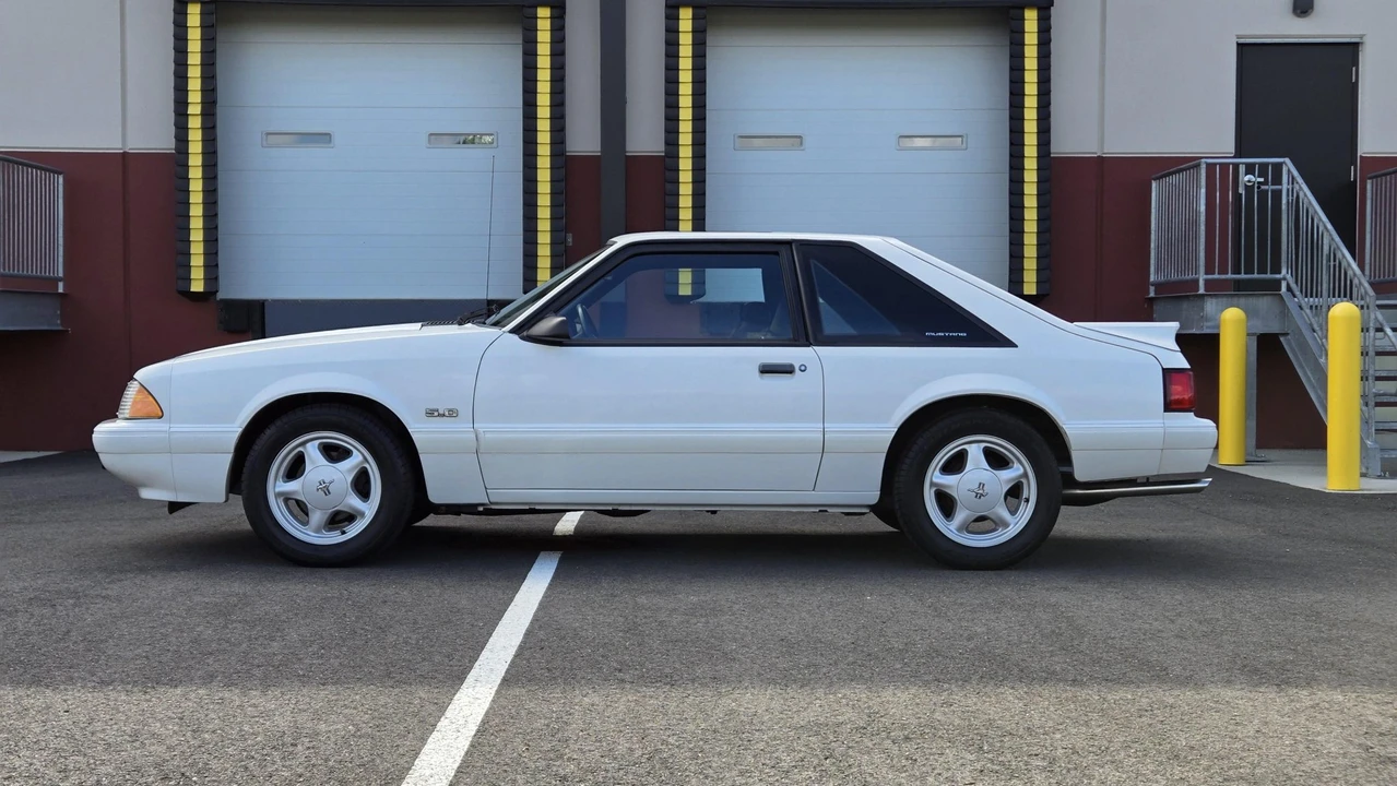 1993 Ford Mustang 3rd Gen - Image 14 of 31