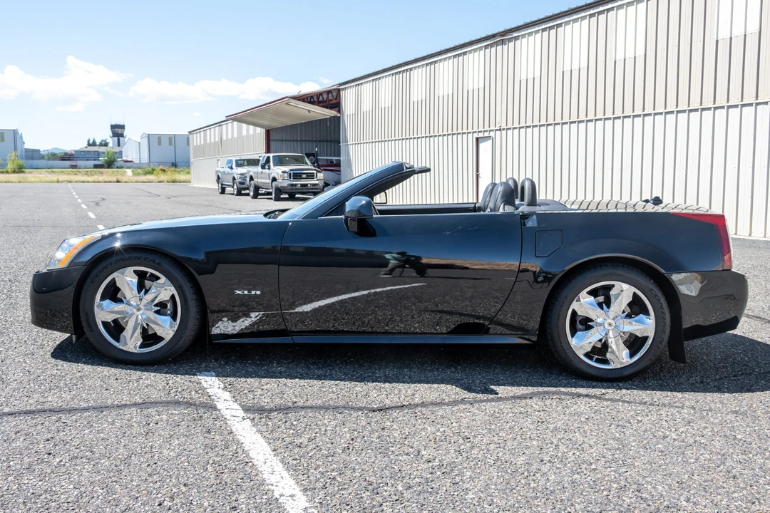 2005 Cadillac XLR - Image 2 of 31