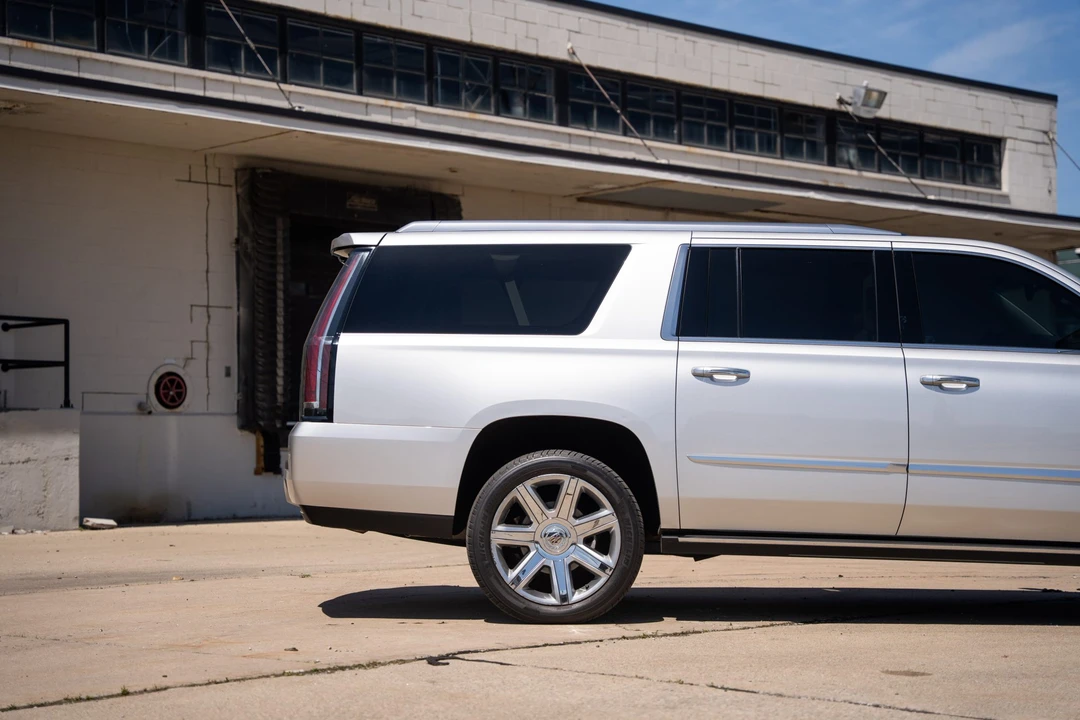 2015 Cadillac Escalade 4th Gen - Image 24 of 31