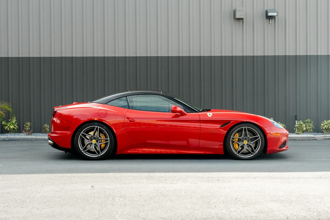 2017 Ferrari California T - Image 8 of 31