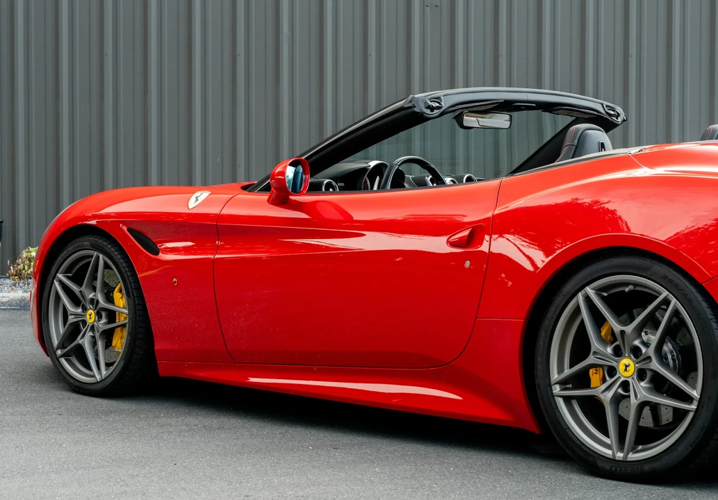 2017 Ferrari California T - Image 16 of 31