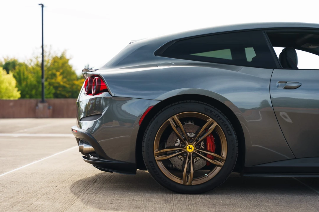 2017 Ferrari GTC4Lusso - Image 18 of 31