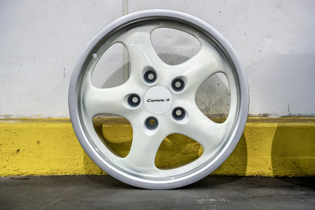 Porsche 993 Carrera 4 - Image 9 of 23