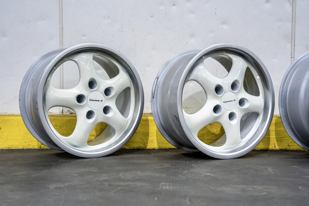 Porsche 993 Carrera 4 - Image 11 of 23