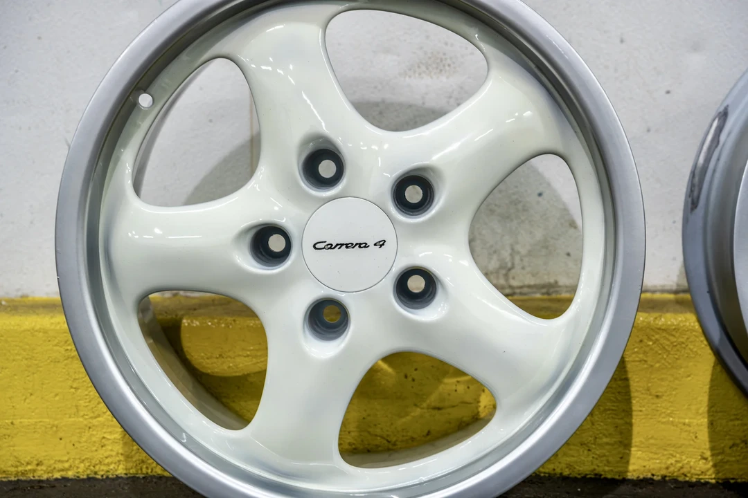Porsche 993 Carrera 4 - Image 17 of 23